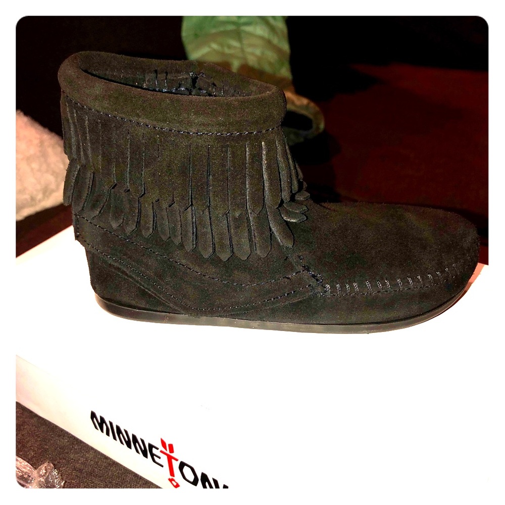 Minnetonka Double Fringe side zip black